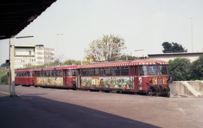 Spezialitäten des Bw Simmern
998 619, 798 542 und 998 851 mit Motiven des Schinderhannes am 14.08.1981 in Bad Kreuznach © Christian Küppers, Sammlung Frank Trumpold
