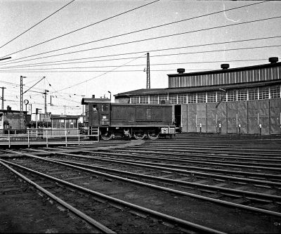 V36 im Bw Gießen
236 413 vor dem Lokschuppen des Bw Gießen im Jahre 1969 © Sammlung Frank Trumpold
