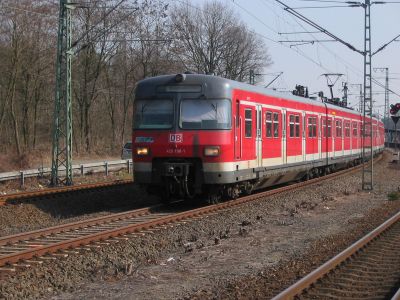 Noch im Regeleinsatz
420 298 (mit führendem B-Wagen) und ein weiterer 420 am 15.03.2005 in Frankfurt-Sportfeld © Andreas Ritzl
