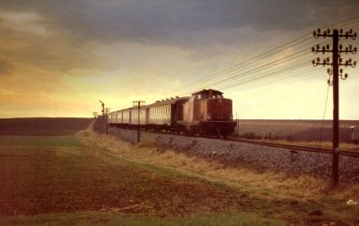 Stimmungsvolle Szene mit einer V100 und Umbauwagen am 16.12.1978 kurz vor dem Bahnhof Beienheim.

