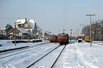 1985-01-11 Dia 28-29 Grävenwiesbach li 998 778 + 182 + 798 873 als N 8758 re 798 823 + 998 184 + 840 als N 8753
© Dr. Markus Höfner - Sammlung Frank Trumpold
