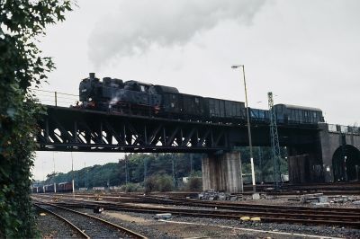 Volldampf auf der Hafenbahn mit der Historischen Eisenbahn Frankfurt am Main im Oktober 1983 - © Dietmar König, Sammlung Frank Trumpold
