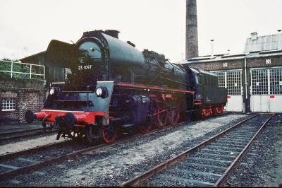 Portrait der DR-Neubaudampflok 23 1097 der Historischen Eisenbahn Frankfurt am Main im Oktober 1983 - © Dietmar König, Sammlung Frank Trumpold
